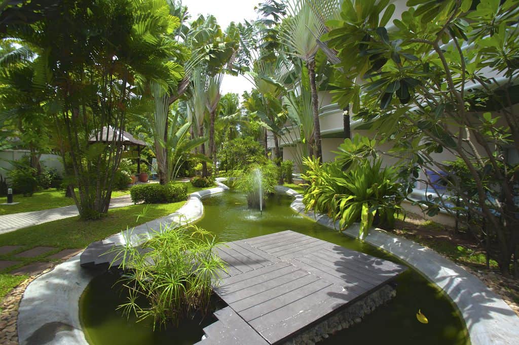 Chaba Samui Resort - Garden Walkway to the beach